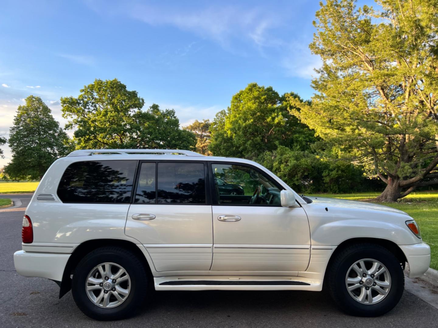 2005 White /Tan Lexus LX 470 , located at 2510 47th St. Suite 200, Boulder, CO, 80301, (303) 641-0333, 40.026196, -105.243217 - Photo#4